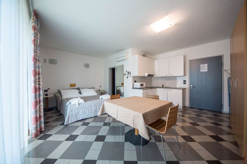 Piazzi House Aparthotel Сондрио Стая снимка