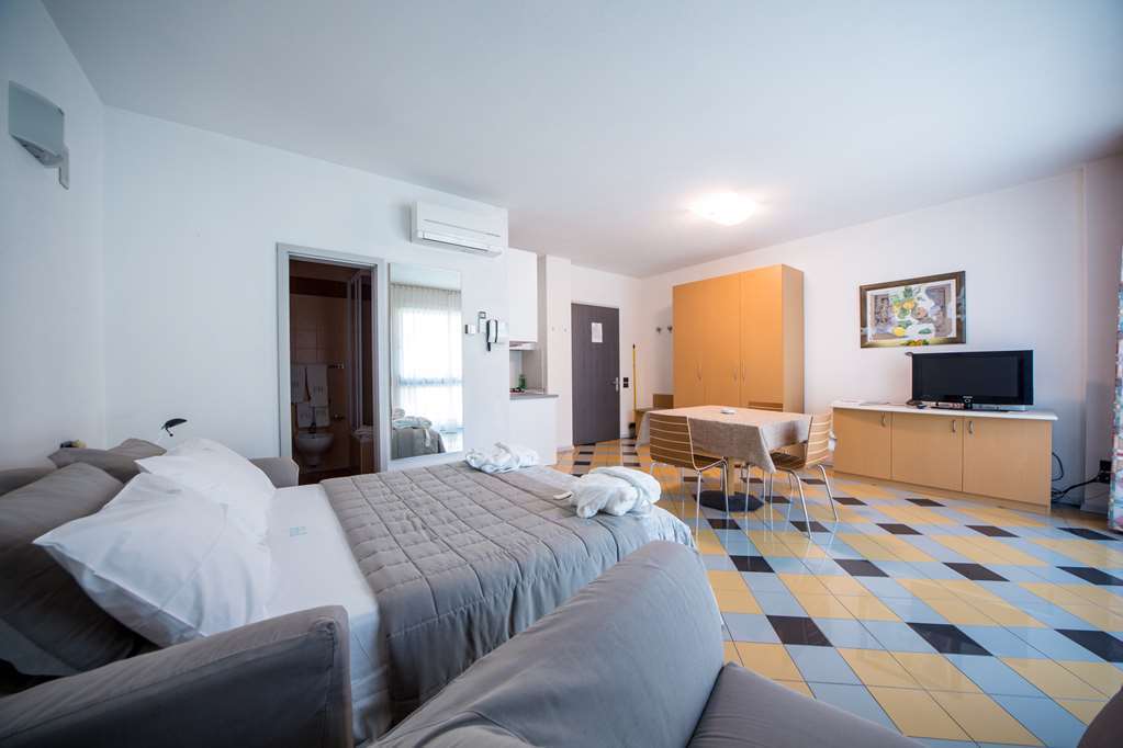 Piazzi House Aparthotel Сондрио Стая снимка